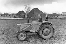 405325 Afbeelding van de 6-jarige Theo Bosman (zoontje van boer Bosman van de boerderij Bijwijk (Lageweide 27) te ...